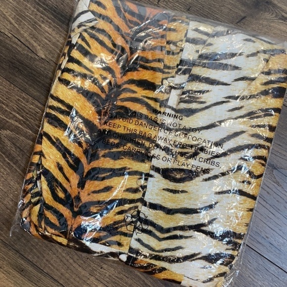 NWT Charlie Holiday Animal Print Dress - Picture 6 of 6